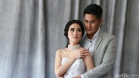 Ryana tampak mengenakan gaun putih menyapu lantai sedangkan Puadin terlihat tampil dengan setelan jas abu-abu dan celana hitam. Pool/Palevi S/detikFoto.