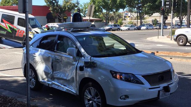 Penampakkan mobil otonom Google yang remuk di sisi kanan.