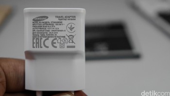 Galaxy On7 ini dilengkapi dengan nama duos, yang menunjukkan bahwa ponsel ini bisa menampung dua buah sim card. Foto: detikINET - Anggoro Suryo Jati