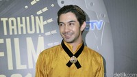 Reza Rahadian konsisten tampil dengan batik dan busana kuning di acara tersebut. Pool/Noel/detikFoto.