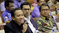 Ketua KPI Yuliandre Darwis (tengah) ditemani Menteri Komunikasi dan Informatika Rudiantara (kanan) saat raker bersama Komisi I DPR.