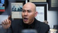 Presenter berusia 39 tahun itupun menantang balik Mario Teguh untuk berbicara di depan media. Pool/Ismail/detikFoto.