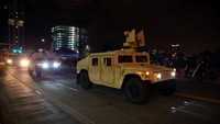 Aksi memprotes kematian pria kulit hitam bernama Keith Lamont Scott (43) usai ditembak polisi setempat pada Selasa (20/9), berujung bentrokan. Tentara Garda Nasional pun dikerahkan. REUTERS/Mike Blake.