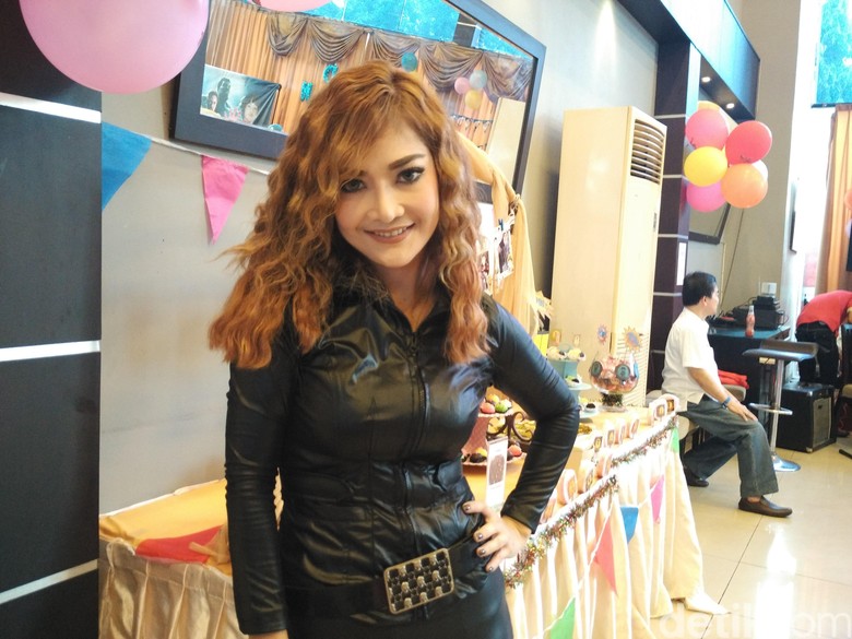 Irma Darmawangsa Kebal Disebut Settingan Pacari Ricky Cuaca Irma Darmawangsa Kebal Disebut Settingan Pacari Ricky Cuaca