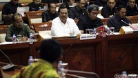 Prasetyo mendengarkan pertanyaan anggota Komisi III DPR.