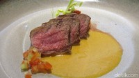 Veal Loin on Potato Balado Gulai Sauce jadi hidangan ketiga yang ditampilkan. Berupa daging sapi muda bumbu gulai yang disajikan bersama kentang balado.