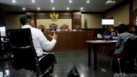 Hakim dan kuasa hukum terdakwa mendengarkan kesaksian Mudzakir.