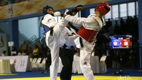 Atlet taekwondo Kalimantan Utara Chaerul Adzan (biru) bertanding di kelas -63 kg putra PON XIX di Gymnasium FPOK Universitas Pendidikan Indonesia (UPI), Bandung, Jabar, Minggu (25/9/2016).