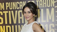 Mantan istri Lembu Club 80s itu terlihat memilih make-up flawless dan mengikat rambutnya. Pool/Noel/detikFoto.