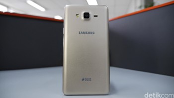 Bagian belakang ponsel ini tak rata, karena ada tonjolan cukup besar pada bagian kamera.  Foto: detikINET - Anggoro Suryo Jati