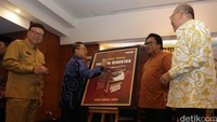 Zulkifli Hasan  terlihat menandatangani replika buku.