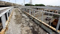 Karat terlihat menghiasi pagar pembatas.