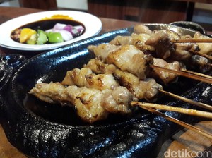 RM. Sate Guci: Empuk Juicy! Sate Domba Muda Khas Tegal yang Disajikan di Atas Hotplate