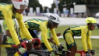 Para pebalap bersiap di garis start.