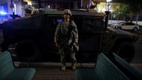 Gubernur North Carolina, Pat McCrocy, menetapkan situasi darurat di Charlotte pada Kamis (22/9) waktu setempat. Juga mengaktifkan pengerahan ratusan tentara Garda Nasional serta personel patroli jalan raya ke Charlotte, untuk membantu aparat lokal. REUTERS/Mike Blake.