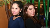 Annisa dan Aliya terlihat happy saat berpose di depan kamera. Pool/Gus Mun/detikFoto.