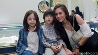 Wulan, Jeremiah dan London saat ditemui di kawasan Kelapa Gading, Jakarta Utara pada akhir pekan lalu. Pool/Gus Mun/detikFoto.