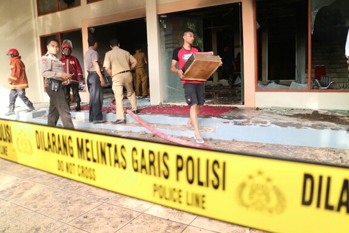 Pendemo Pembakar Kantor DPRD Gowa Terekam CCTV, Jumlahnya Belasan Orang