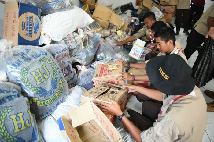 PNS dan Pelajar Purwakarta Kirim Paket Alat Tulis ke Korban Banjir Garut