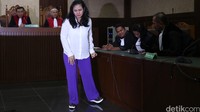 Damayanti menghampiri kuasa hukumnya usai divonis 4,5 tahun penjara.