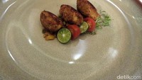 Sate lilit ditampilkan berbeda oleh Chef Chandra. Bernama Quenelle of Balinese Spice Chicken with Sambal Mbe, adonan sate lilit dibentuk bulat.