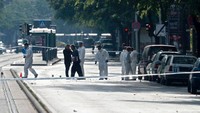 Polisi Hungaria menginvestigasi ledakan. Sementara sekitar lokasi ledakan juga telah ditutup. Ferenc Isza/AFP/detikFoto.