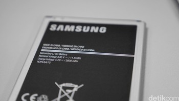 Baterainya yang berkapasitas 3.000 mAh bisa dilepas dari bagian belakang ponsel. Foto: detikINET - Anggoro Suryo Jati