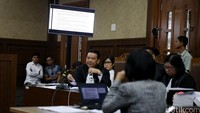 Kuasa hukum Jessica, Otto Hasibuan memberikan pertanyaan kepada Mudzakir.