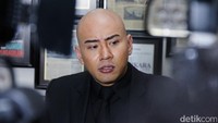 Deddy sempat berkaca-kaca kala menceritakan apa yang dikatakan Kiswinar saat dirinya disomasi oleh Mario Teguh. Pool/Ismail/detikFoto.
