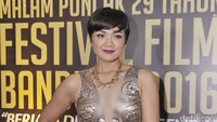 Ibu dua anak itu tetap tampil dengan rambut pendek ditambah make-up tipis dan pulasan bibir berwarna merah matte. Pool/Noel/detikFoto.