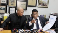 Deddy bersama kuasa hukumnya, Hotman Paris saat ditemui di Kawasan Kelapa Gading, Jakarta Utara pada Senin (26/09/2016). Pool/Ismail/detikFoto.