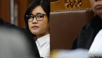 Jessica menyimak kesaksian Mudzakir.