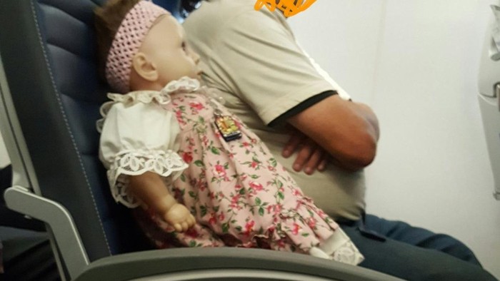 Misteri Boneka yang Bepergian Naik Pesawat Seorang Diri
