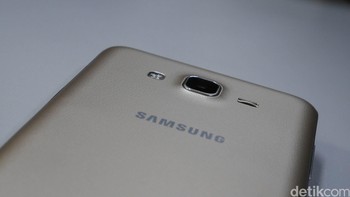 Galaxy On7 yang detikINET unboxing berwarna emas, dengan casing belakang bertekstur layaknya kulit jeruk.  Foto: detikINET - Anggoro Suryo Jati