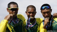 Fatahillah Abdullah, Muhammas Nur Fathoni dan Samai menunjukan medali emas yang berhasil mereka gondol.