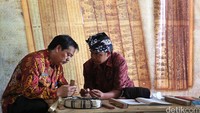Kepala Perpustakaan Nasional (Perpusnas) Syarif Bando (kiri) menyaksikan demontrasi penulisan di atas daun lontar dengan aksara Jawa kuno.