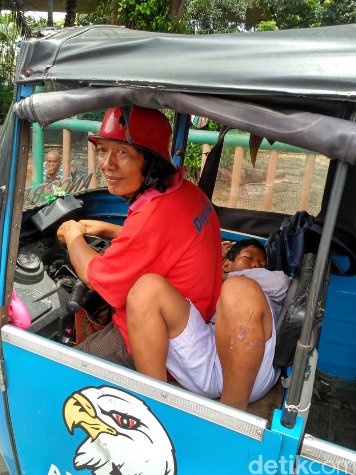 Ketegaran Amat, Bocah yang 11 Tahun Hidup di Atas Bajaj