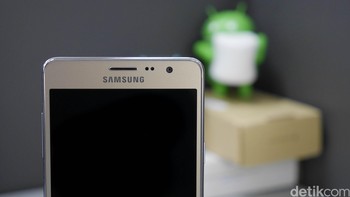 Galaxy On7 ini mengusung bentang layar yang cukup luas, yakni 5,5 inch resolusi HD 720 x 1.280 pixel. Foto: detikINET - Anggoro Suryo Jati