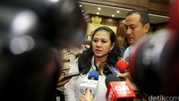 Damayanti memberikan keterangan pers usai sidang vonis kasus suap infrastruktur di wilayah Maluku dan Maluku Utara.