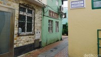 Setelah mengunjungi Kapel St Francis Xavier, traveler bisa melanjutkan perjalanan menjelajah Coloane Village. Desa kuno ini memiliki banyak gang sempit dengan rumah bergaya Portugis di kanan kirinya (Kurnia/detikTravel)
