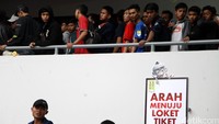 Penonton mengantre tiket.