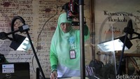Petugas Perpusnas mendemontrasikan proses digitalisasi naskah kuno.