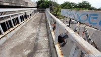 Kondisi ini tentu tidak memberikan kenyamanan bagi pengguna yang biasa melintasi JPO tersebut.