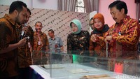 Kepala Perpustakaan Nasional (Perpusnas) Syarif Bando (kanan) melihat salah satu koleksi yang dipamerkan dalam Festival Naskah Nusantara (FNN) II. Pameran ini berlangsung hingga Kamis (29/9).