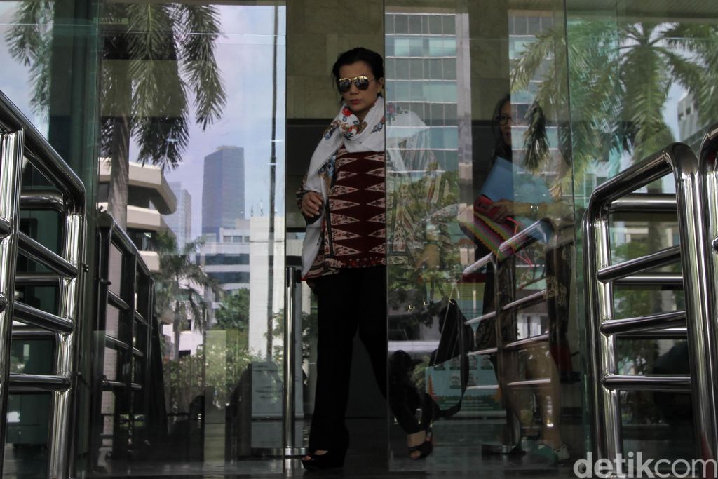  Liestyana yang mengenakan kaca mata warna hitam tersebut memilih untuk tutup mulut meski dicecar berbagai pertanyaan oleh wartawan (Dhani Irawan/detikcom)