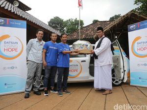 Datsun Ajak Persib Bandung Sumbang Buku dan Alat Olahraga