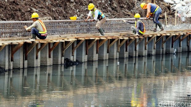 Pemasangan turap atau sheet pile di Kali Grogol.