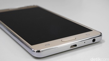 Desainnya sendiri terlihat tidak jauh berbeda dengan model smartphone Samsung lainnya di kelas menengah dengan ketebalan 8,2 mm. Foto: detikINET - Anggoro Suryo Jati