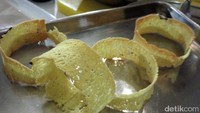 Roti foccacia jadi bagian plating lobster. Sebelumnya roti dibekukan, diiris tipis, lalu dililitkan pada cincin aluminium dan dipanggang hingga kering.