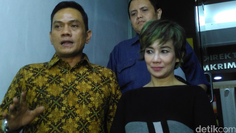 Mengejutkan, Reza Artamevia Akui Mengintip Seks Menyimpang Gatot Brajamusti Mengejutkan, Reza Artamevia Akui Mengintip Seks Menyimpang Gatot Brajamusti